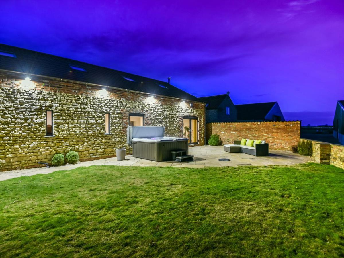 Hayloft Villa Lincoln Exterior photo